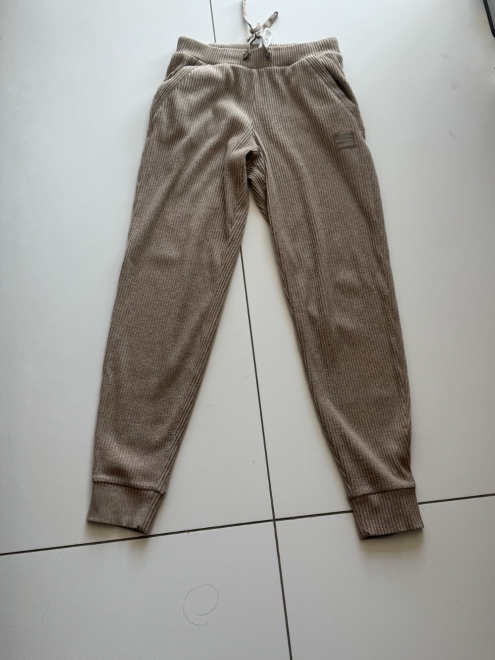 ALO Muse Sweatpant - Picture 2 of 8
